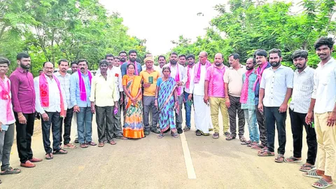 ఎరువులు పంపిణీ చేయాలని ధర్నా 