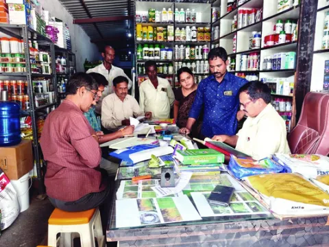 ఎరువుల దుకాణంలో  విజిలెన్స్‌ తనిఖీలు 