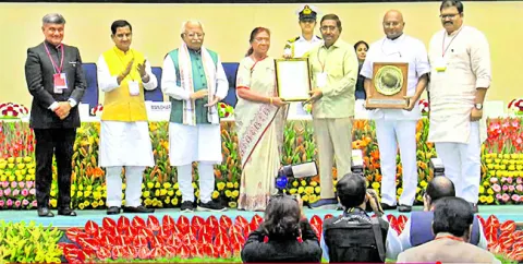 స్వచ్ఛ సర్వేక్షణ్‌ అవార్డు స్వీకరణ    