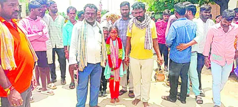 చిట్టితల్లి తలకొరివి పట్టి.. 