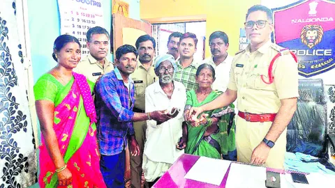 పోగొట్టుకున్న బంగారం, వెండి బాధితులకు అప్పగింత