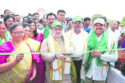 ఆయిల్‌పామ్‌ ధర పెంచేందుకు మోదీని కలుస్తాం
