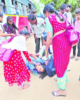చోటు లేక.. లోపలికి వెళ్లలేక 