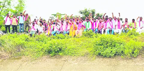 ● లేకుంటే రైతులతో కలిసి ఉద్యమిస్తాం ● జెడ్పీ మాజీ చైర్‌