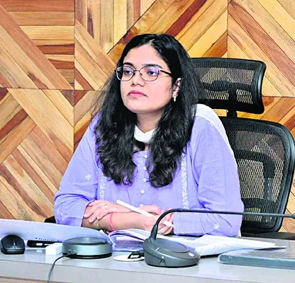 ఇన్‌చార్జి కలెక్టర్‌ అదితిసింగ్‌ 