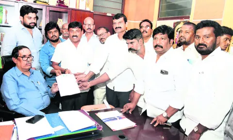 ఆర్‌బీకేల ద్వారా ఎరువులు సరఫరా చేయాలి
