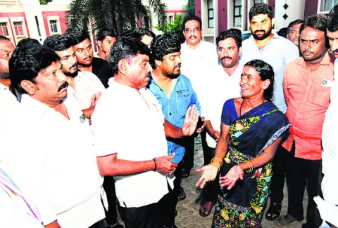 ఎమ్మెల్యే చెప్పారని పట్టా భూమిలో రోడ్డేశారు