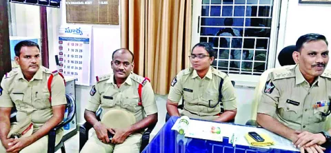 చోరీలపై అప్రమత్తంగా ఉండండి : డీఎస్పీ 