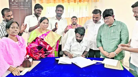 గ్రంథాలయ చైర్మన్‌గా బాధ్యతల స్వీకరణ