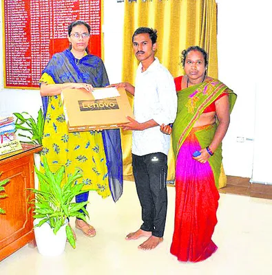 గిరిజన విద్యార్థికి ల్యాప్‌టాప్‌ అందజేత