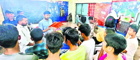 ఇందిరమ్మ ఇళ్ల నిర్మాణంలో వేగం పెంచాలి