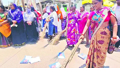 మంత్రి కొల్లుకు మహిళల సెగ 