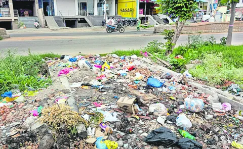చెత్త కదలదు.. మురుగు పోదు