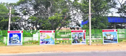 అమూల్‌ డెయిరీ స్థలంలో రియల్‌ ఎస్టేట్‌ బోర్డులు