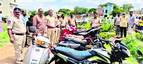 ఎకై ్సజ్‌ వాహనాల వేలంలో రూ.8లక్షల ఆదాయం