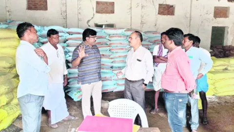 అందుబాటులో 6,119 మె.ట. యూరియా 