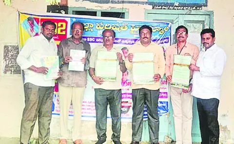 చదువు మధ్యలో ఆపేసిన వారికి దూర విద్య వరం 
