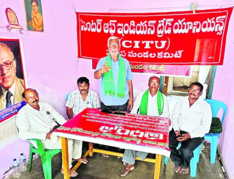 భూసేకరణకు వ్యతిరేకంగా పోరాడాలి 