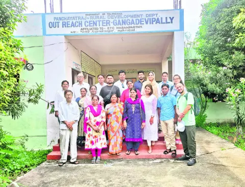 గంగదేవిపల్లిని సందర్శించిన విదేశీయులు