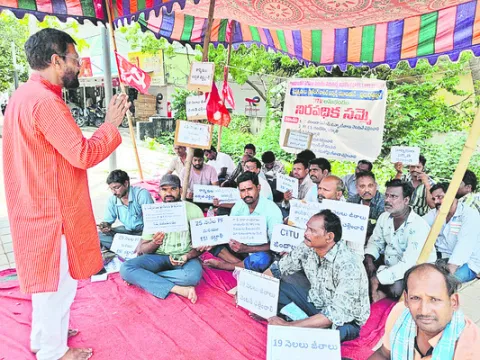 డిప్యూటీ సీఎం వవన్‌కు కార్మికుల  ఆకలి బాధలు పట్టవా?