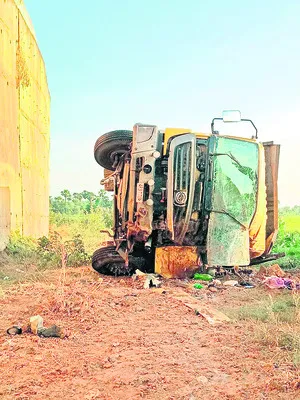 టిప్పర్‌ బోల్తా 
