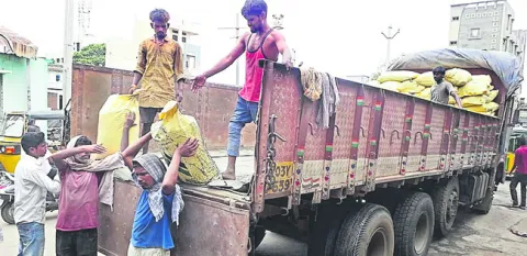 నిల్వ ఘనం.. వినియోగం దైన్యం!