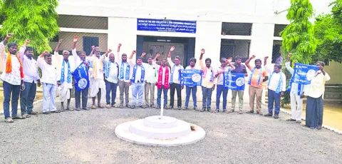 మాజీ సర్పంచ్‌పై చర్యలు తీసుకోండి 