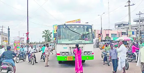 సీటు కోసం వేసిన పర్సు, ఫోన్‌ మాయం! 