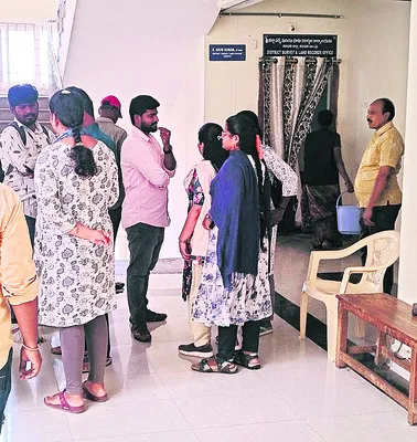 బది‘లీలలు’.. సర్వేయర్లకు కష్టాలు 