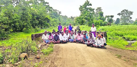 ‘రోడ్డు వేయకుంటే ఎన్నికలు బహిష్కరిస్తాం’