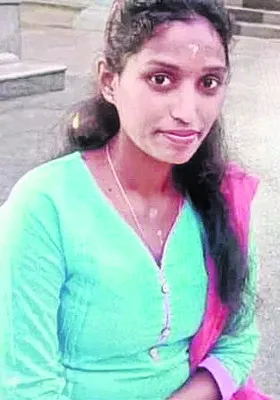 ప్రయాణికులపైకి దూసుకెళ్లిన బస్సు