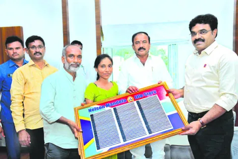 మైక్రో ఆర్టిస్ట్‌ మహితకు బాపట్ల కలెక్టర్‌ సాయం