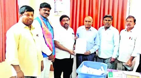 ఉపాధ్యాయుల వేతన సమస్యలను పరిష్కరించాలి 