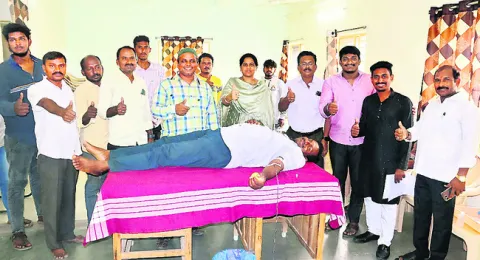 స్వచ్ఛందంగా యువకుల రక్తదానం 