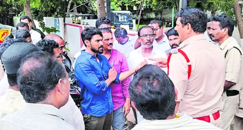 పోలీస్‌స్టేషన్‌లో వైఎస్సార్‌ సీపీ నేతల నిర్బంధం 