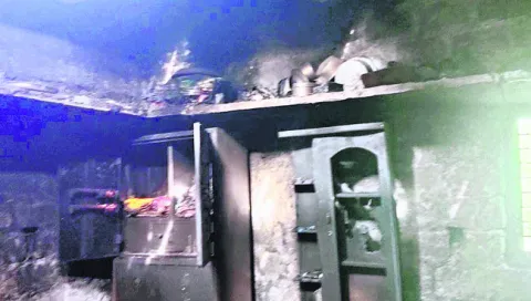 విద్యుత్‌ షార్ట్‌ సర్క్యూట్‌తో ఇల్లు దగ్ధం 
