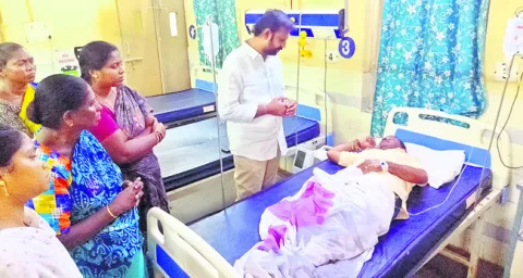 శానిటేషన్‌ మేస్త్రి, వర్కర్‌ ఆత్మహత్యాయత్నం 
