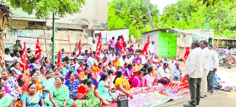 జీతం పెంచే వరకు సమ్మె ఆపేది లేదు 