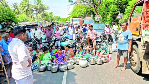 తాగునీటి కోసం నిరసన 