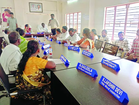 తాగునీరు కరువు.. నడిచేందుకు రోడ్డు లేదు 