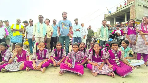 రోడ్డు వేయాలని విద్యార్థుల రాస్తారోకో