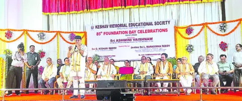 విద్యార్థులు ఆత్మవిశ్వాసంతో ముందుకు సాగాలి 