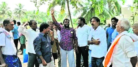 భూముల వేలంలో పాల్గొననివ్వలేదని ఆందోళన 