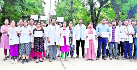 ఎమ్మెల్యే కవ్వంపల్లి వ్యాఖ్యలపై జూడాల నిరసన