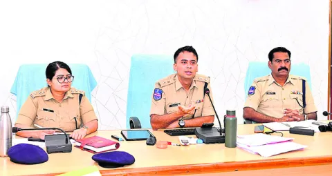 ప్రజలతో సత్సంబంధాలు కీలకం 