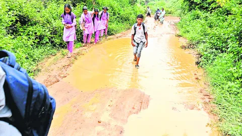 పడుతూ