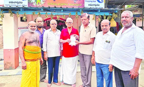 దేవస్థానం పునర్నిర్మాణానికి  రూ.లక్ష విరాళం 
