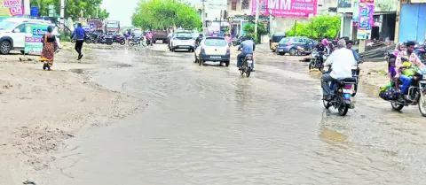 డ్రెయినేజీ వ్యవస్థ అస్తవ్యస్తం

