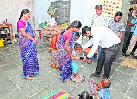 మెనూ ప్రకారం భోజనం అందించాలి