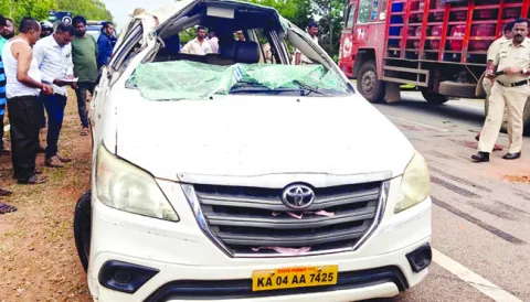 మృత్యు శకటమైన కారు 